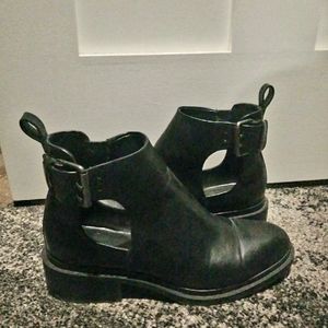 Zara blk booties w/cut out detail sz 7